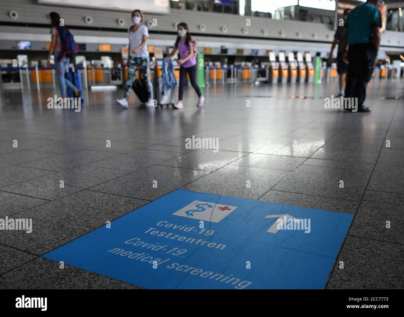 Frankfurt, Deutschland. August 2020. Am 19. August 2020 ist auf dem internationalen Flughafen in Frankfurt ein Schild zu sehen, das zu einem medizinischen Screening-Zentrum COVID-19 führt. Neue COVID-19-Infektionen in Deutschland stiegen innerhalb eines Tages um 1,510, die höchste Tageszahl seit über drei Monaten, teilte das Robert Koch-Institut (RKI) am Mittwoch mit. Quelle: Lu Yang/Xinhua/Alamy Live News Stockfoto