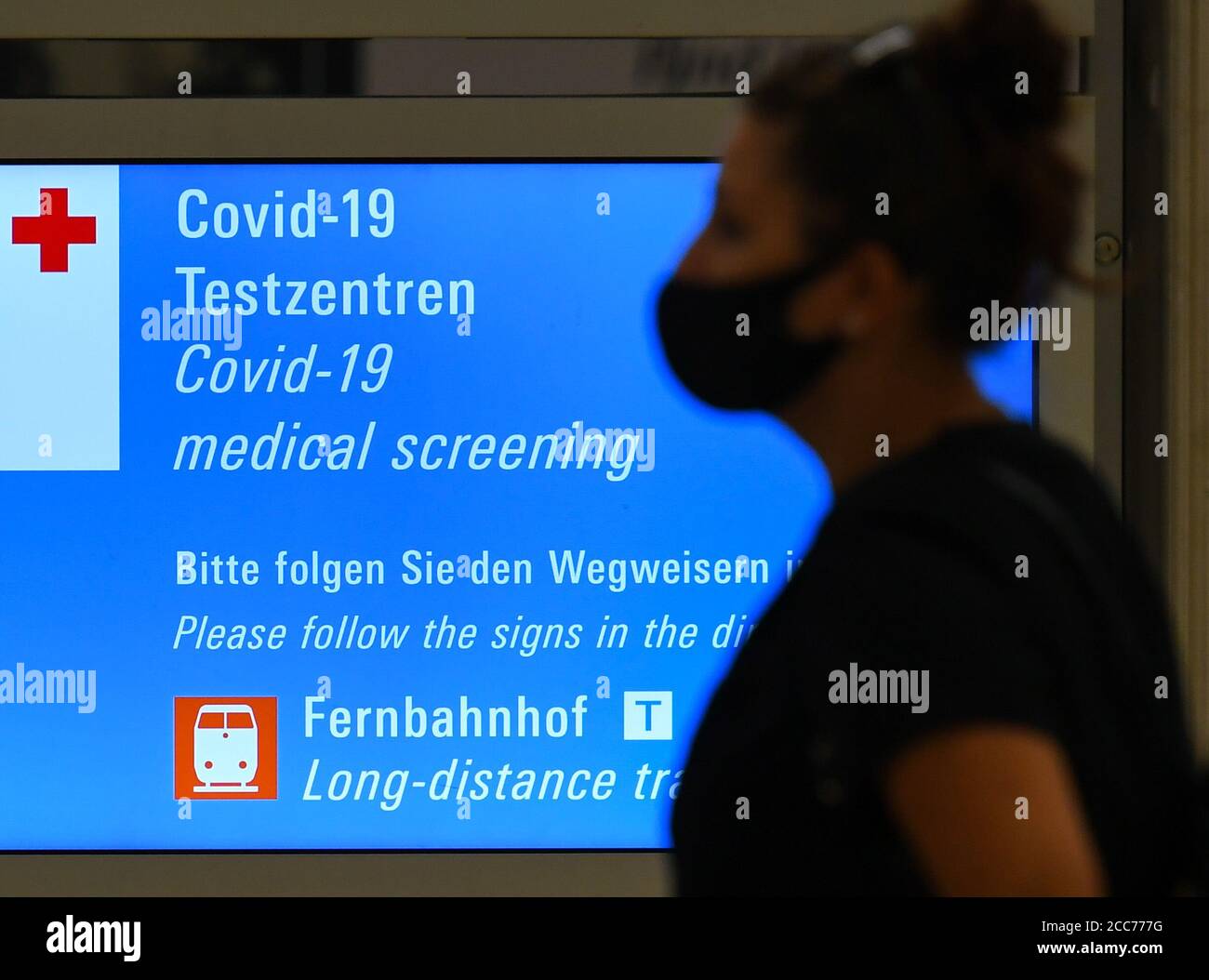 Frankfurt, Deutschland. August 2020. Ein Schild, das zu einem medizinischen Screening-Zentrum COVID-19 führt, ist am 19. August 2020 auf dem internationalen Flughafen in Frankfurt zu sehen. Neue COVID-19-Infektionen in Deutschland stiegen innerhalb eines Tages um 1,510, die höchste Tageszahl seit über drei Monaten, teilte das Robert Koch-Institut (RKI) am Mittwoch mit. Quelle: Lu Yang/Xinhua/Alamy Live News Stockfoto