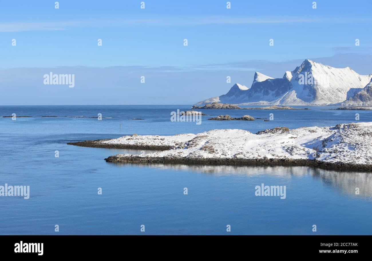 Schöne Panoramasicht auf die Winterberge in Ramberg, Lofoten Inseln, Norwegen, Postkarte mit Platz für Ihren Text Stockfoto