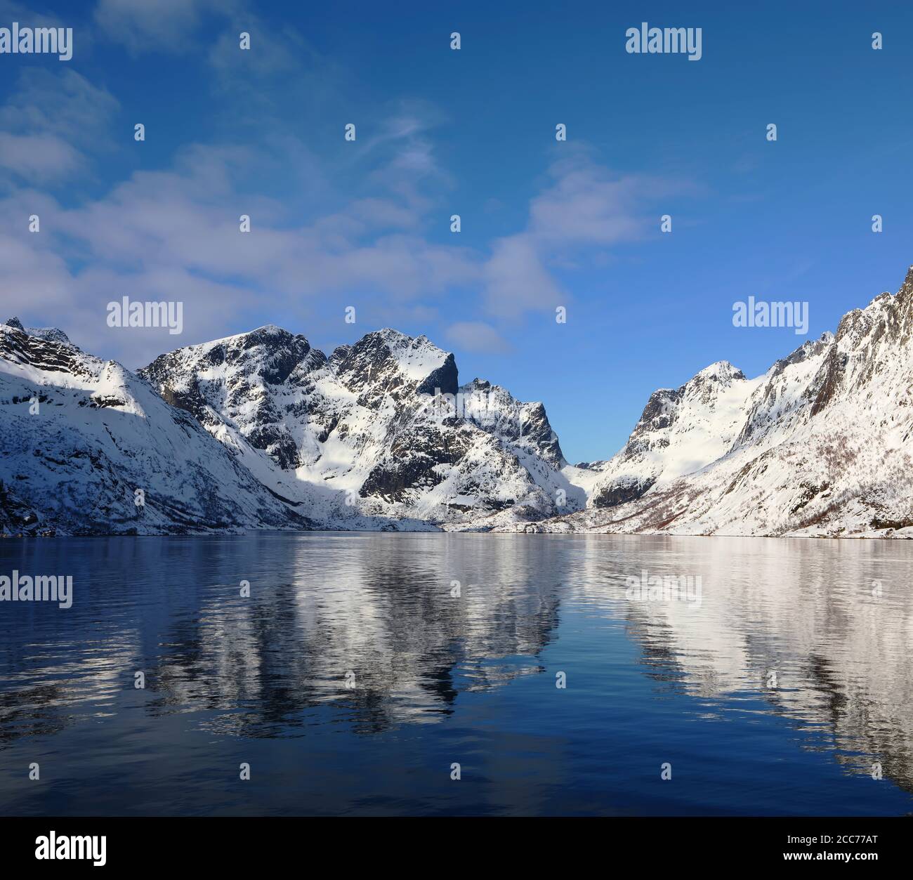 Schöne Spiegelung der Winterberge in Olenilsoya in reine, Lofoten Inseln, Norwegen, Panoramablick Stockfoto