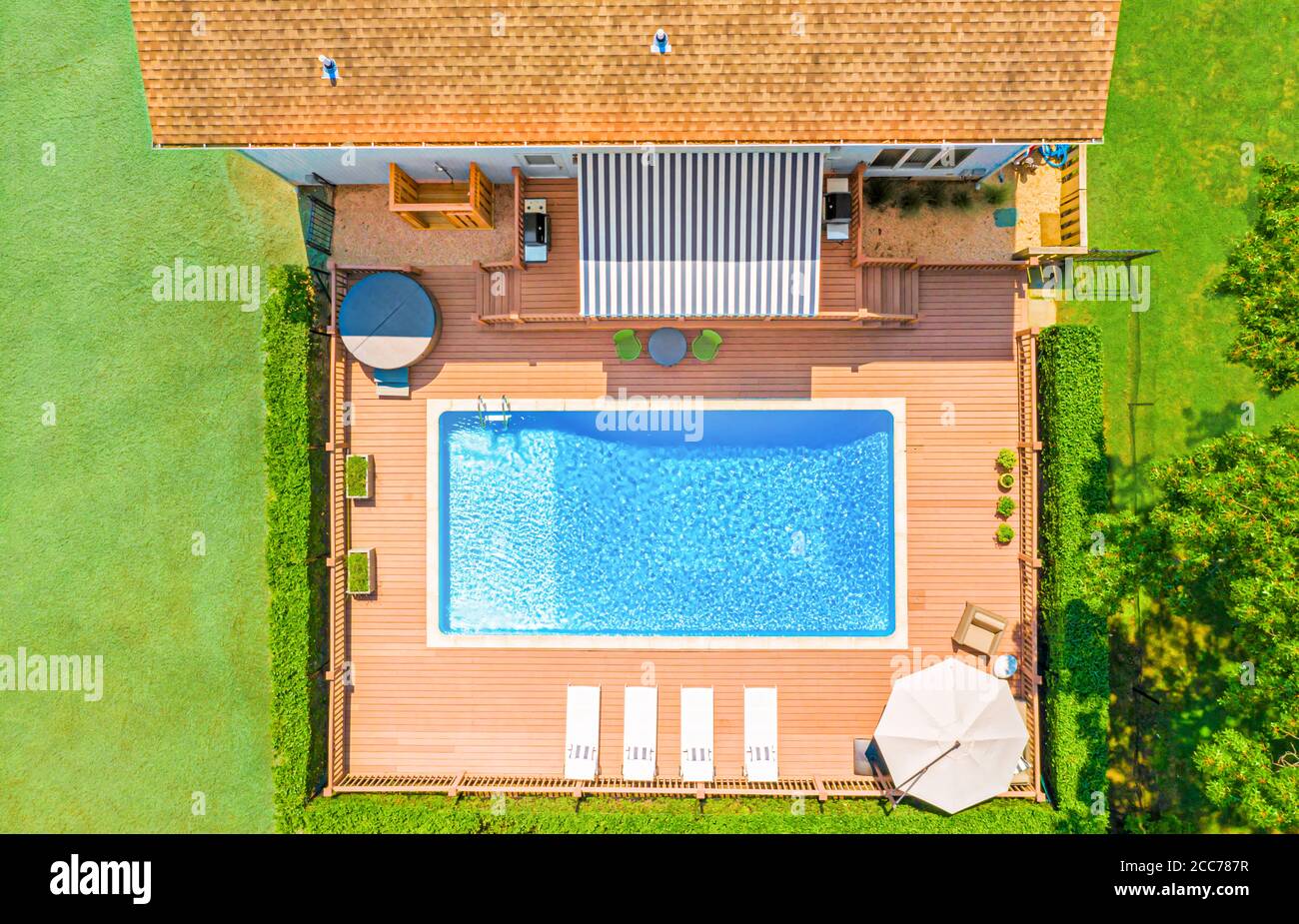 Lebendige Luft von einer hinteren Terrasse und Pool Stockfoto