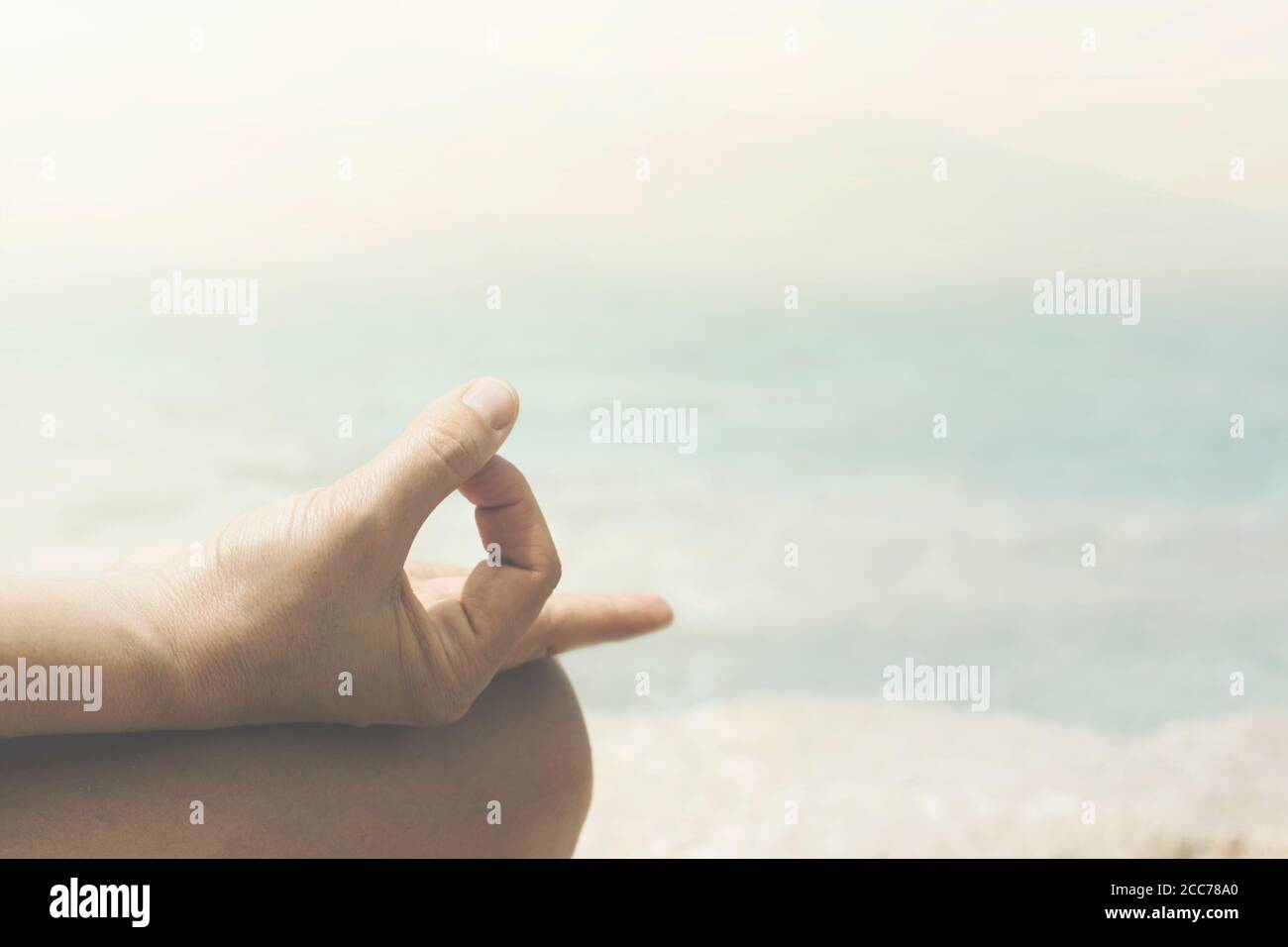 Yoga-Geste der Hände einer Frau gegenüber der meer Stockfoto