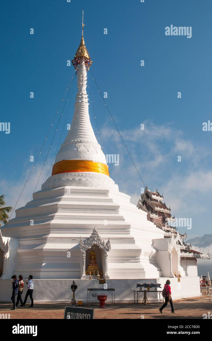 Wat Doi Kong Mu liegt auf einem Hügel über der Provinzhauptstadt Mae Hong Son im Norden Thailands Stockfoto