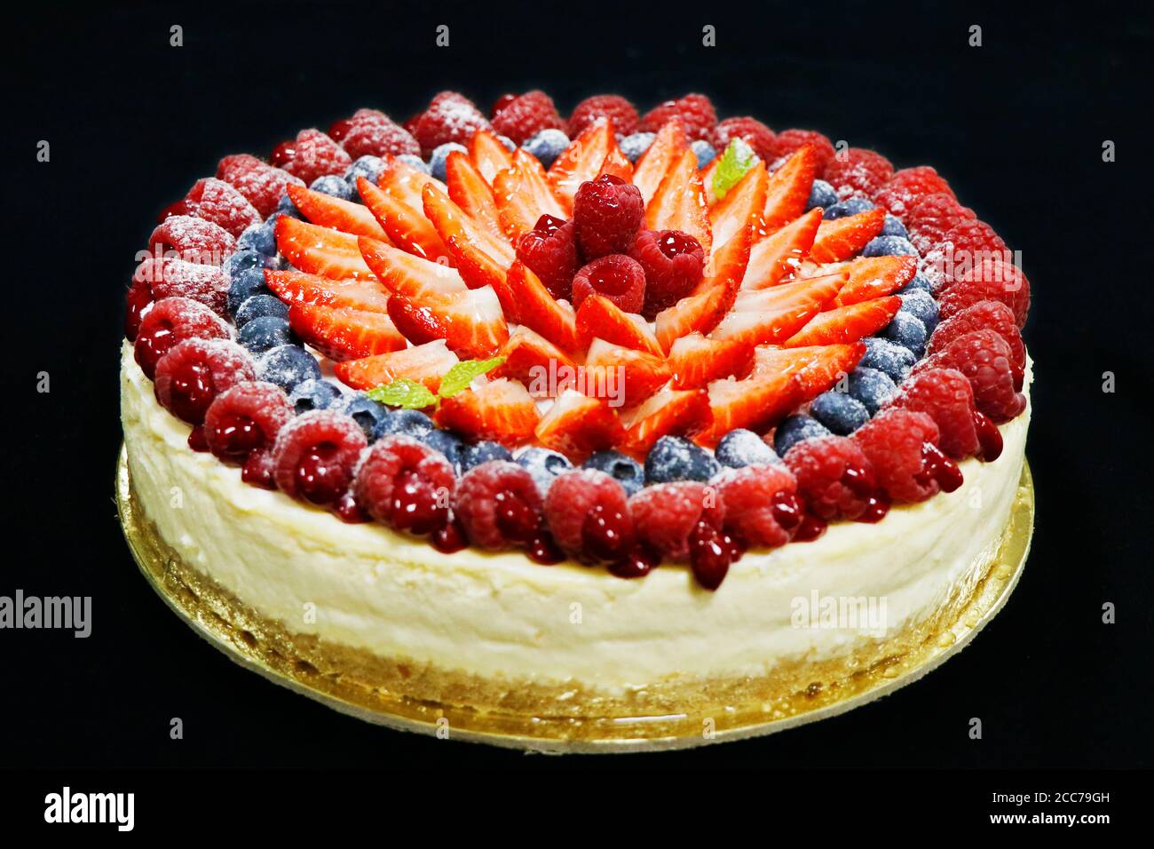 Käsekuchen mit verschiedenen frischen Beeren gemischt isoliert Stockfoto