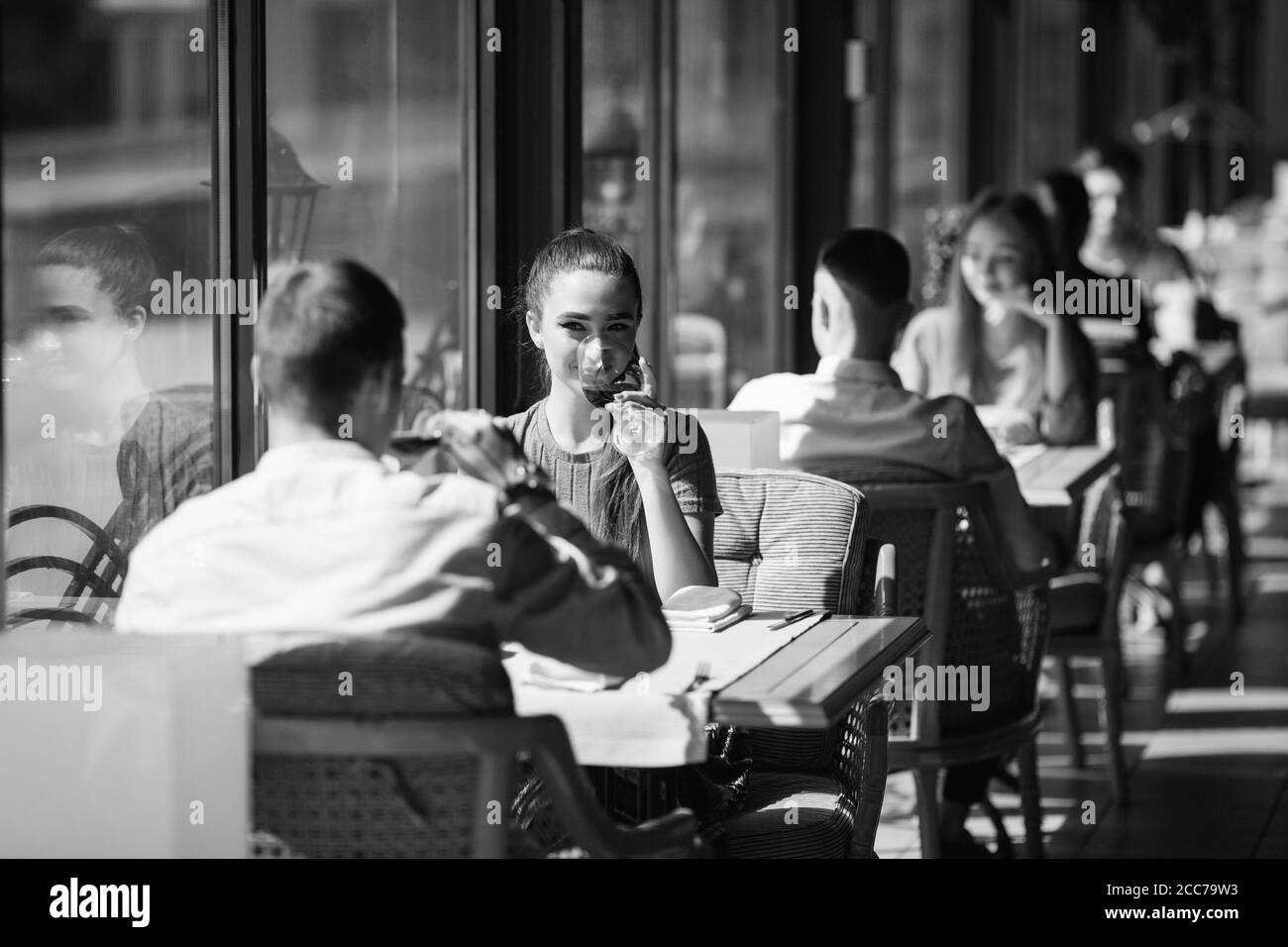 Ein junges Paar, das Trinken von Wein in einem Restaurant in der Nähe der Fenster. Stockfoto