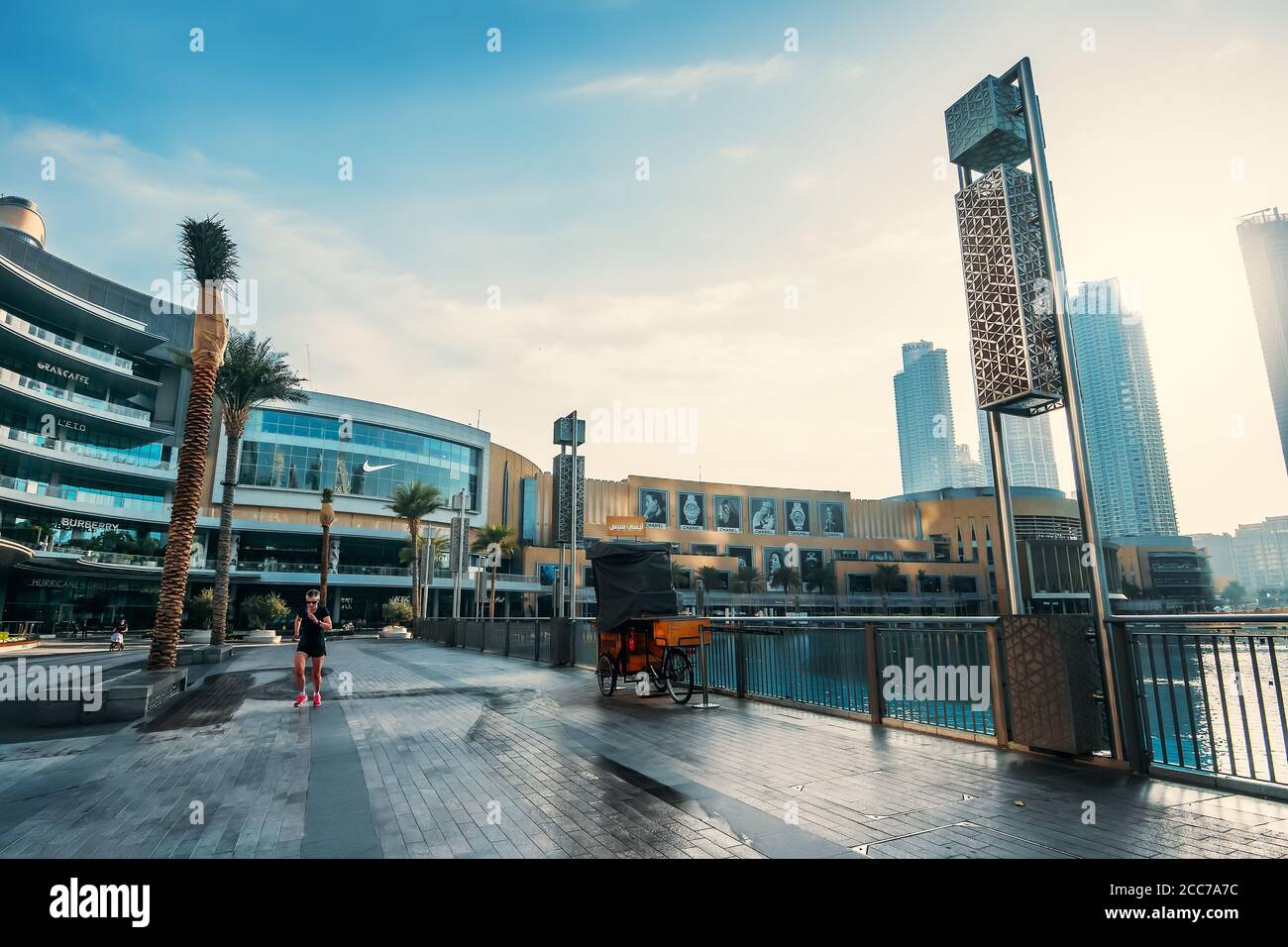 DUBAI, VAE - FEBRUAR 2020: Das Dubai Mall Exterieur - größte Mall der Welt und Walking Area am Morgen. Luxuriöses Reisekonzept. Stockfoto