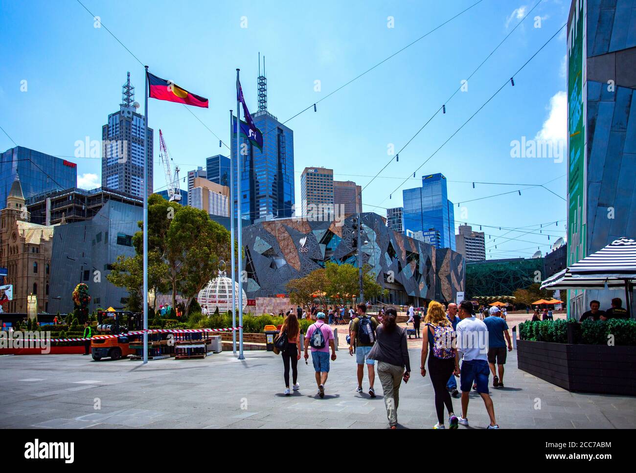 Blick auf den Federation Square, einem Ort für Kunst und Kultur, im Herzen von Melbourne, Victoria, Australien Stockfoto