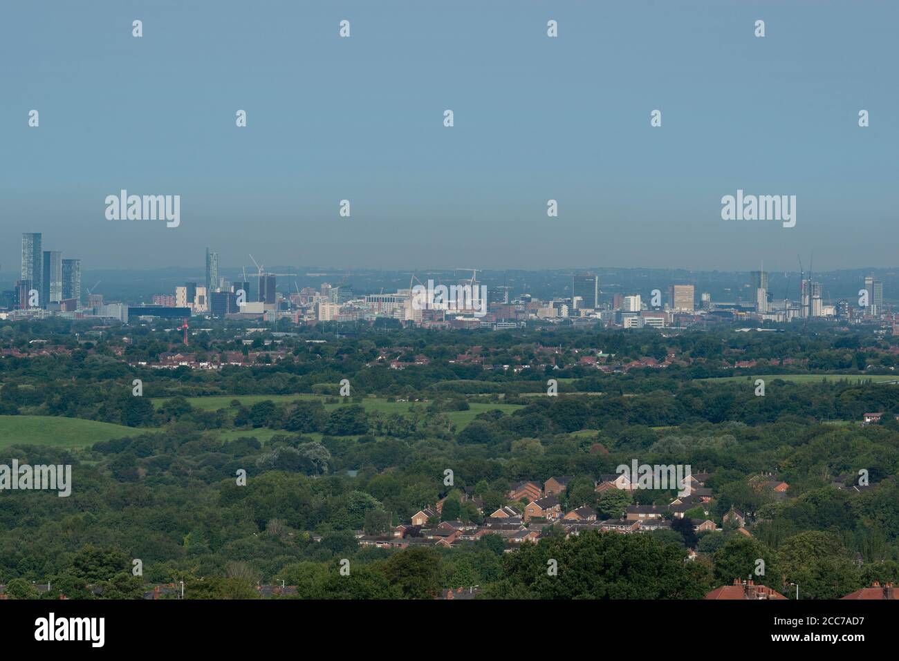 Skyline des Stadtzentrums von Manchester von Werneth Low. Stockfoto