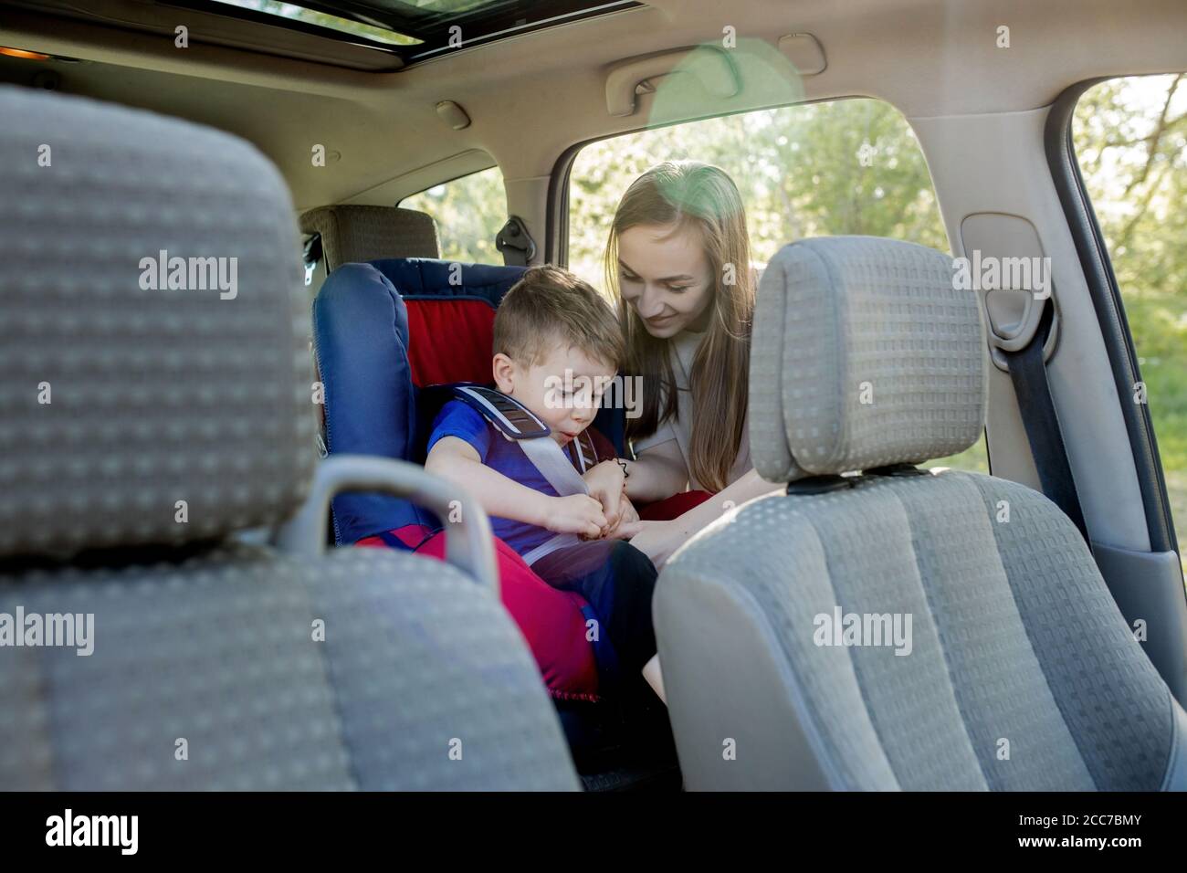Junge Sitzt Im Kindersitz In Einem Auto Stockfotos und bilder