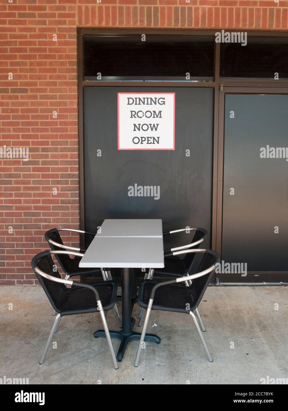 Melden Sie sich in einem Restaurant an, das anzeigt, dass der Speisesaal während der Pandemie von Covid 19 in Montgomery Alabama, USA, geöffnet ist. Stockfoto