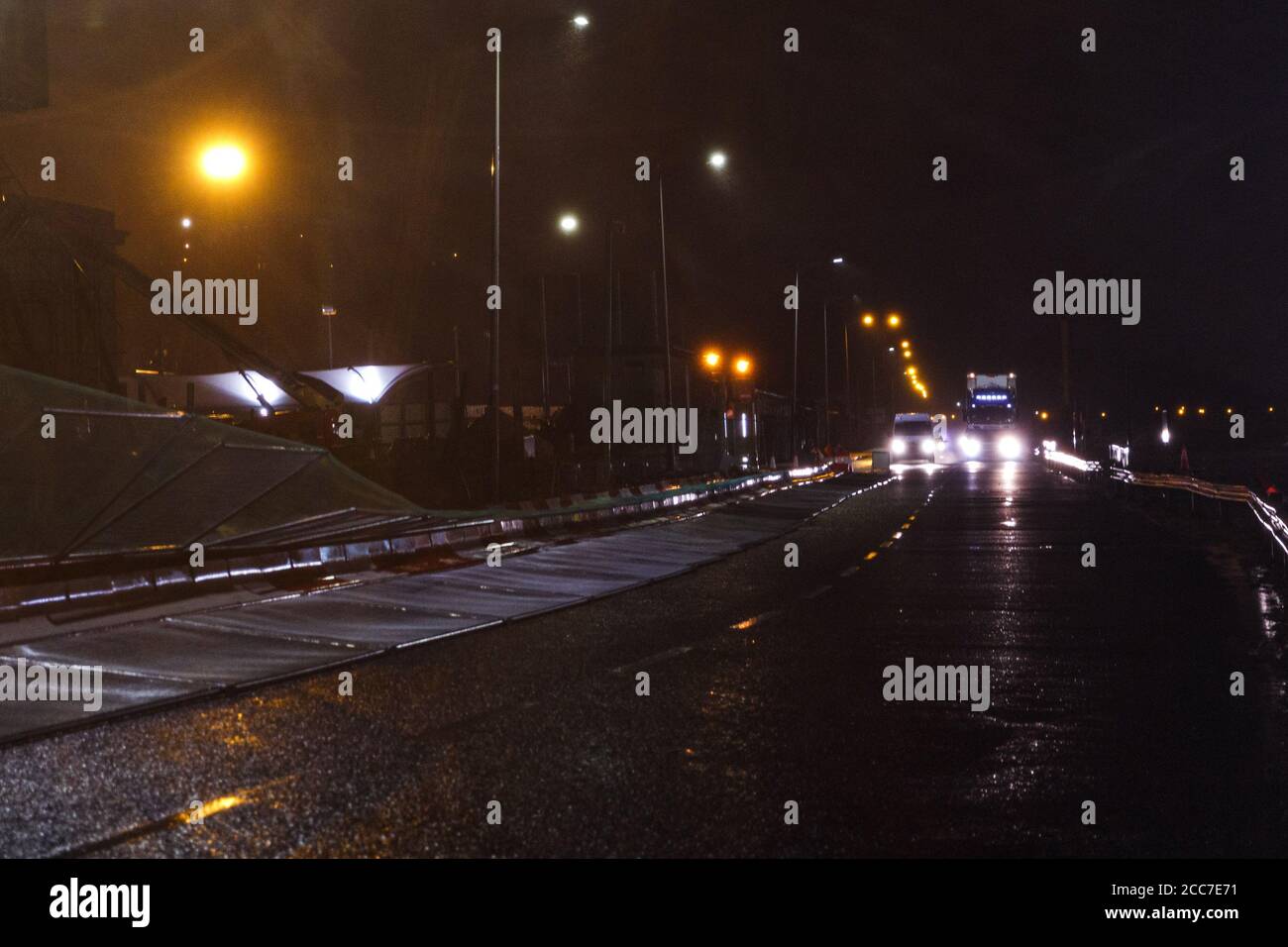 Cork, Irland. August 2020. Sturm Ellen, Cork City. Einige Fahrer trotzten immer noch dem Wetter, als sie am Horten vorbeifahren, der aufgrund des Windes am Penrose Quay niedergeschlagen wurde. Als Sturm Ellen beginnt, Cork City und den Rest der Grafschaft zu treffen. Viele haben damit begonnen, die Luken abzulegen, der Sturm hat viele Gebiete ohne Strom verlassen und viele Straßen durch umgestürzte Bäume abgeschnitten. Kredit: Damian Coleman/Alamy Live Nachrichten Stockfoto