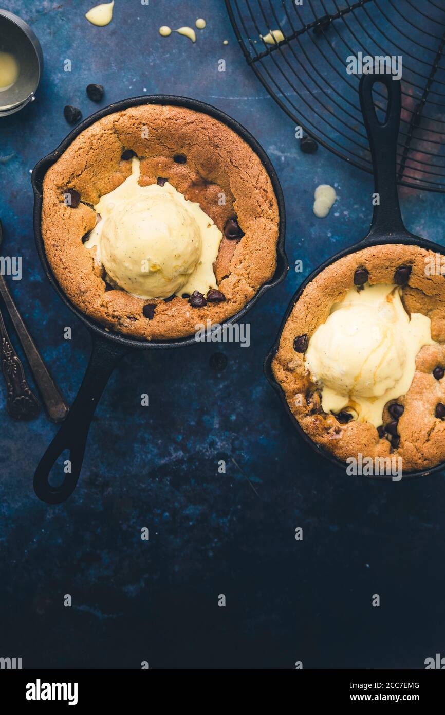 Pfanne Chocolate Chip Cookies serviert mit Vanilleeis Stockfoto