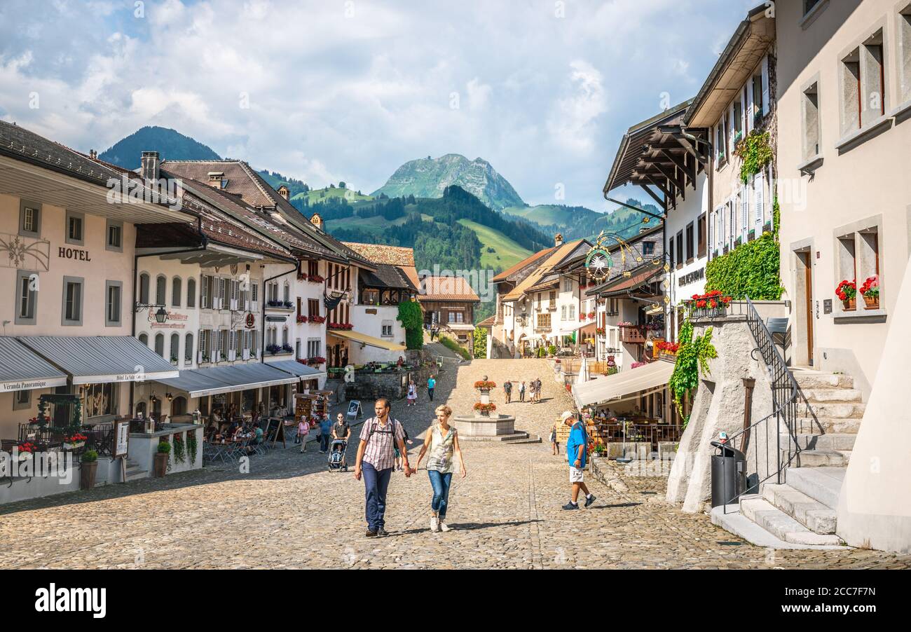Gruyeres Schweiz , 27 Juni 2020 : Hauptpflasterstraße von Gruyeres mittelalterliches Dorf mit Touristen im Sommer 2020 in La Gruyere Fribourg SW Stockfoto