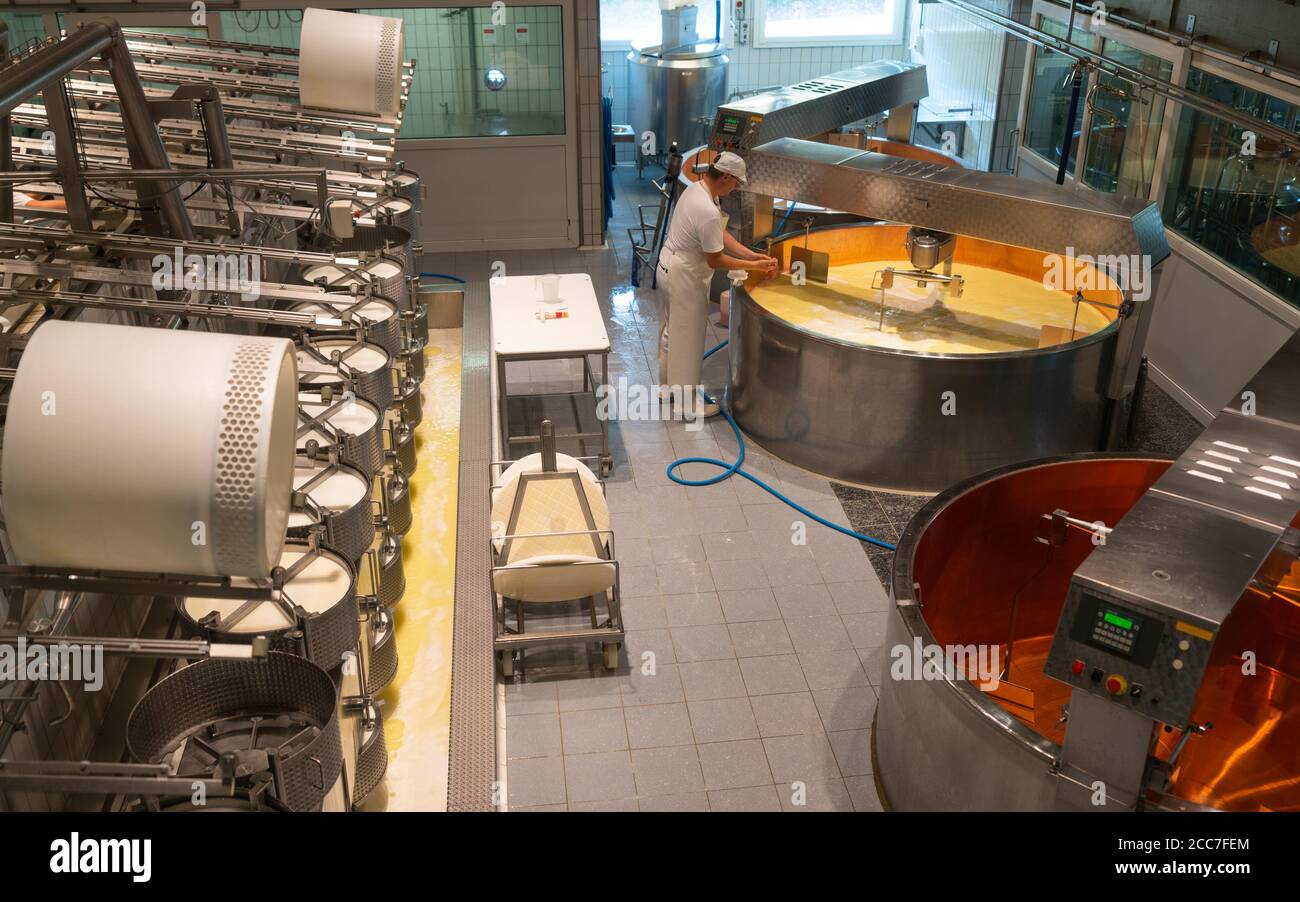 Gruyeres Schweiz , 27. Juni 2020 : Innenansicht des Museums La Maison du Gruyere und der Schweizer Käsefabrik mit Arbeiter, die die Konsistenz des Quark überprüfen Stockfoto