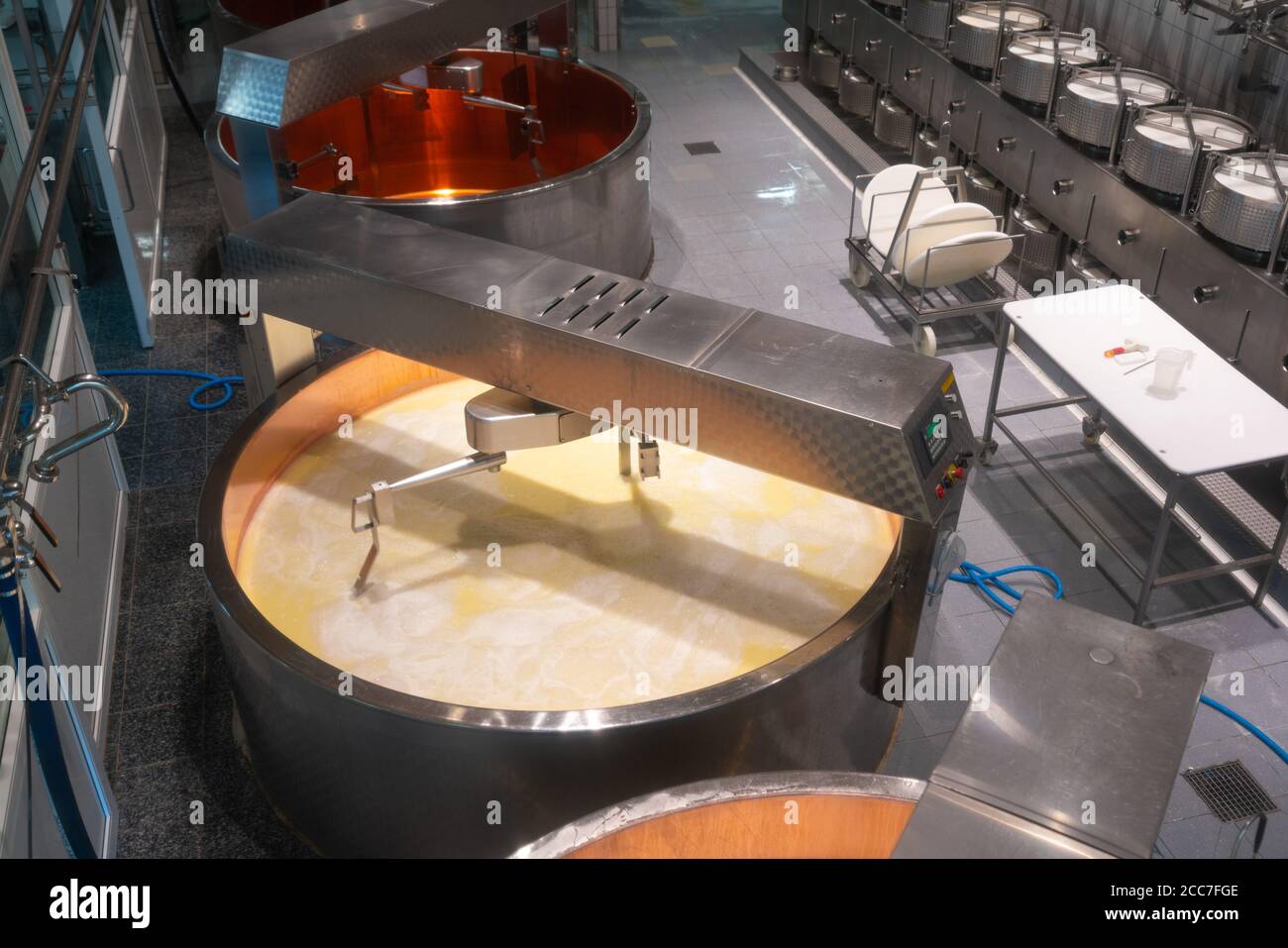 Gruyeres Schweiz , 27. Juni 2020 : Innenansicht des Museums La Maison du Gruyere und der Schweizer Käsefabrik mit Milchbehälter Rühren und Erhitzen der Cu Stockfoto