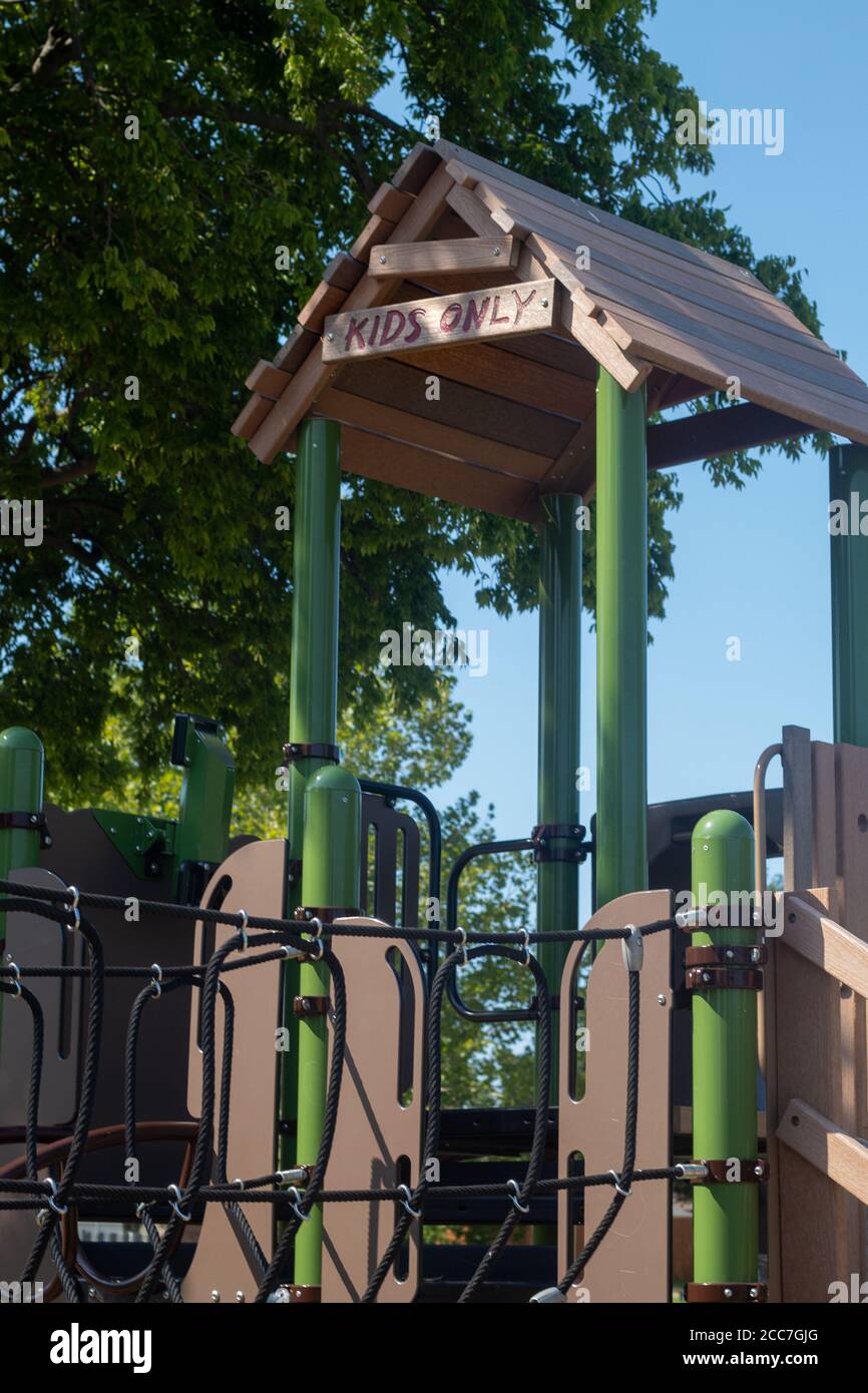 Nur Kinder anmelden Vorburban Spielplatz Ausrüstung im Community Park Stockfoto
