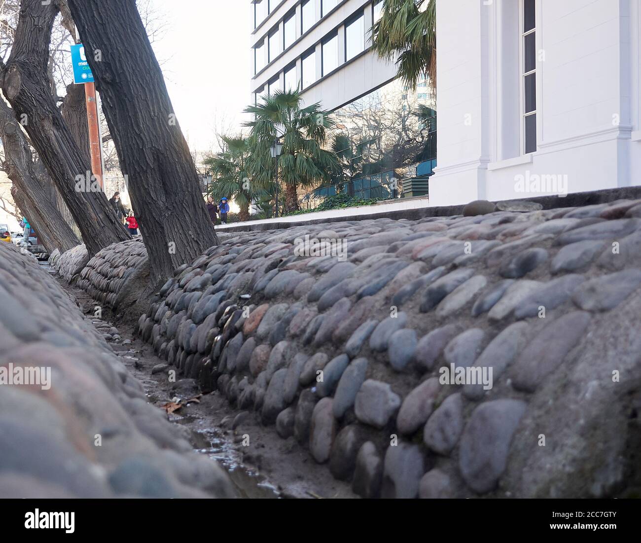 MENDOZA, ARGENTINIEN, 10. Juni 2015. Bewässerung Graben, Bewässerungssystem auf Straßen der Stadt, Stadt, Mendoza City. Foto: Axel Lloret www.allofotografia.com Stockfoto