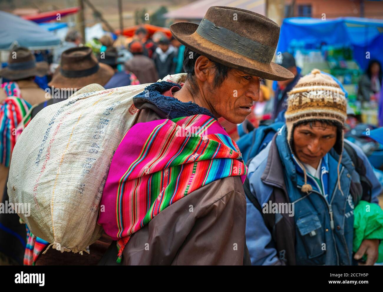 Porträt eines indigenen bolivianischen tarabuco-Mannes auf dem Tarabuco-sonntagsmarkt mit traditionellem Hut und buntem Stoff in der Nähe von Sucre, Bolivien. Stockfoto