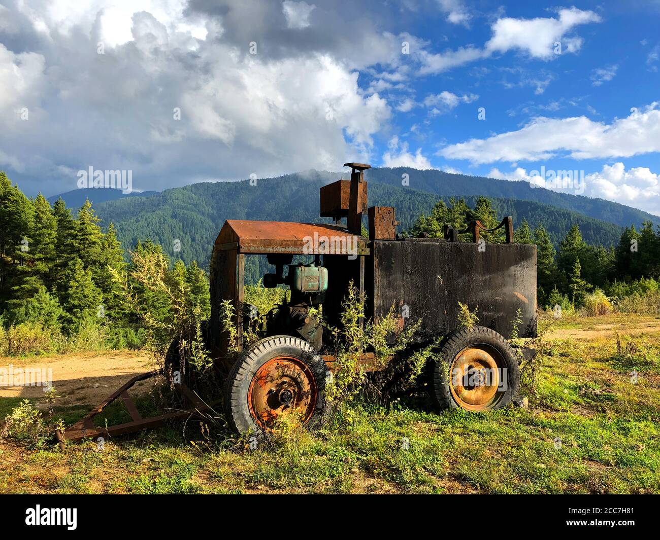 Ein alter Traktor auf einem ländlichen Bauernhof Stockfoto