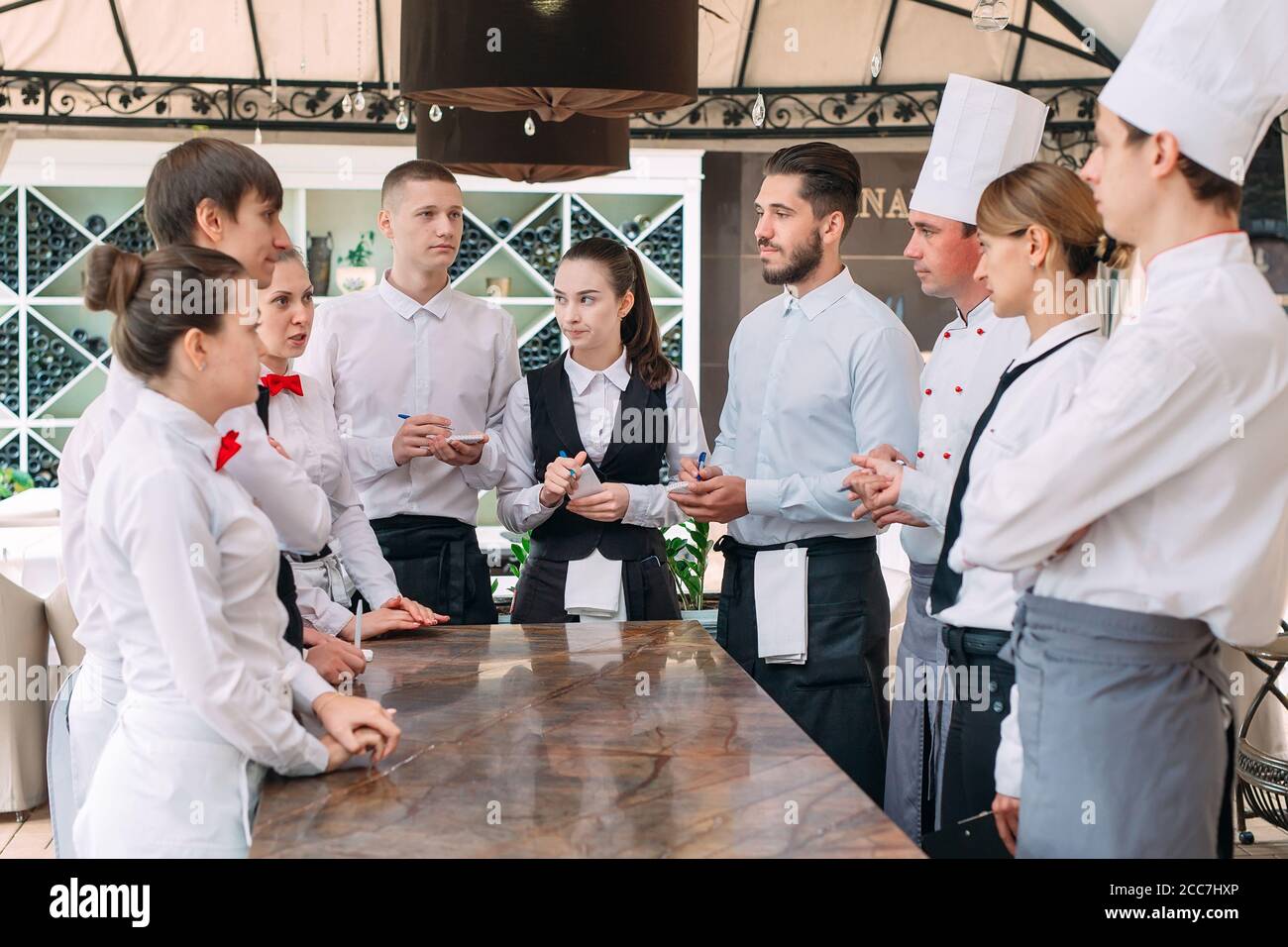 Restaurant Manager und sein Personal in Terrasse. Interaktion Küchenchef im Restaurant. Stockfoto