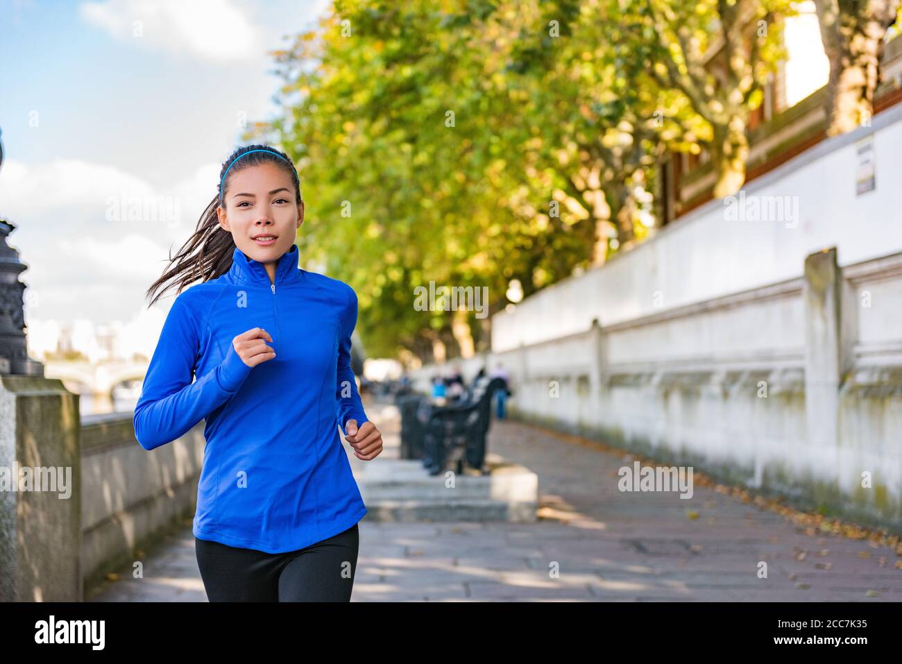 City Jogging Asian Läufer laufen in London Street. Aktive gesunde Lebensweise Mädchen tun Übung Training im Freien. Motivation für die Gewichtsabnahme, urban Stockfoto