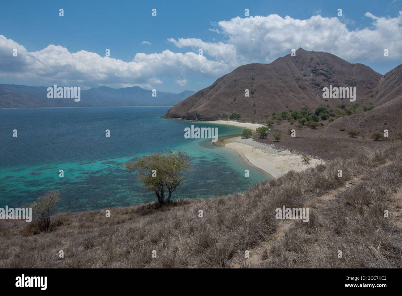 Die Küste des Komodo National Park in Indonesien, sind diese Inseln als UNESCO-Weltkulturerbe für ihre Einzigartigkeit. Stockfoto