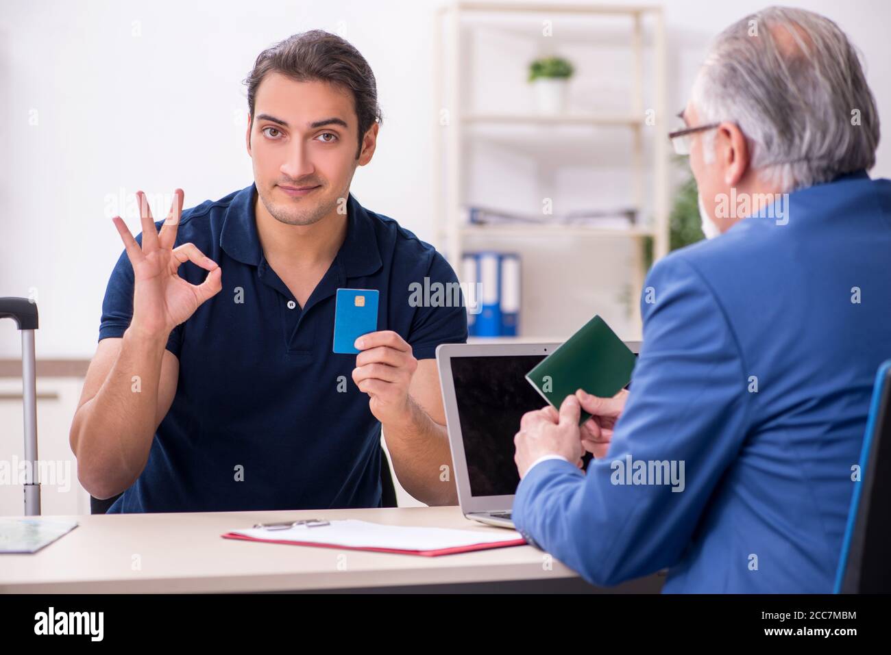 Junger Mann, der die Botschaft für das Visum besucht Stockfoto