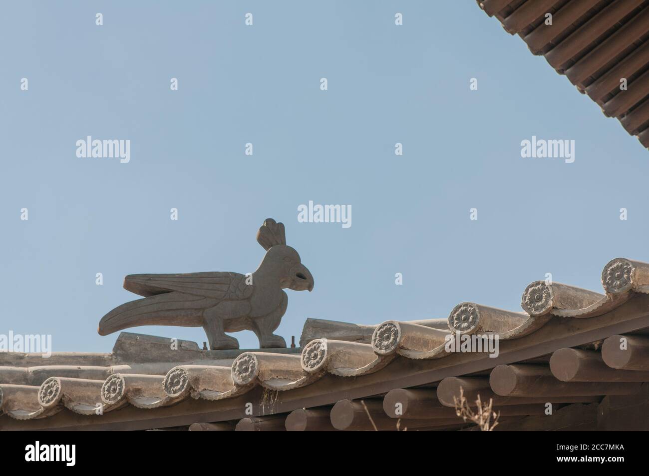 Mythologie Vogel Dekoration Skulptur auf dem Dach im traditionellen chinesischen Stil Stockfoto