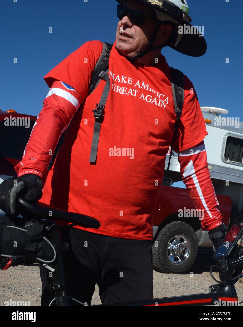 Ein Donald Trump-Anhänger fährt in Santa Fe, New Mexico, mit dem Fahrrad. Stockfoto