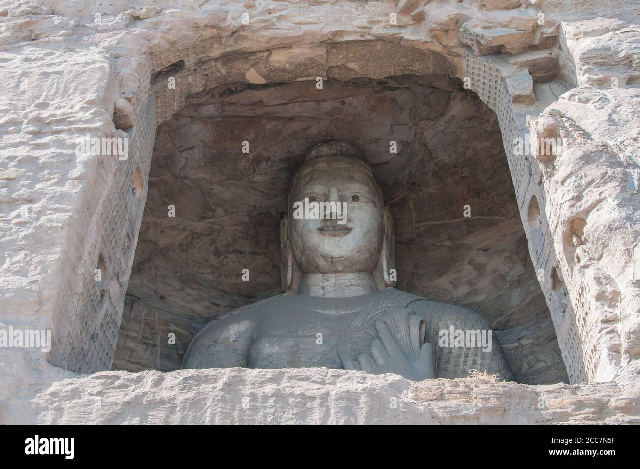 Buddha-Denkmal aus Stein in der Höhle Stockfoto