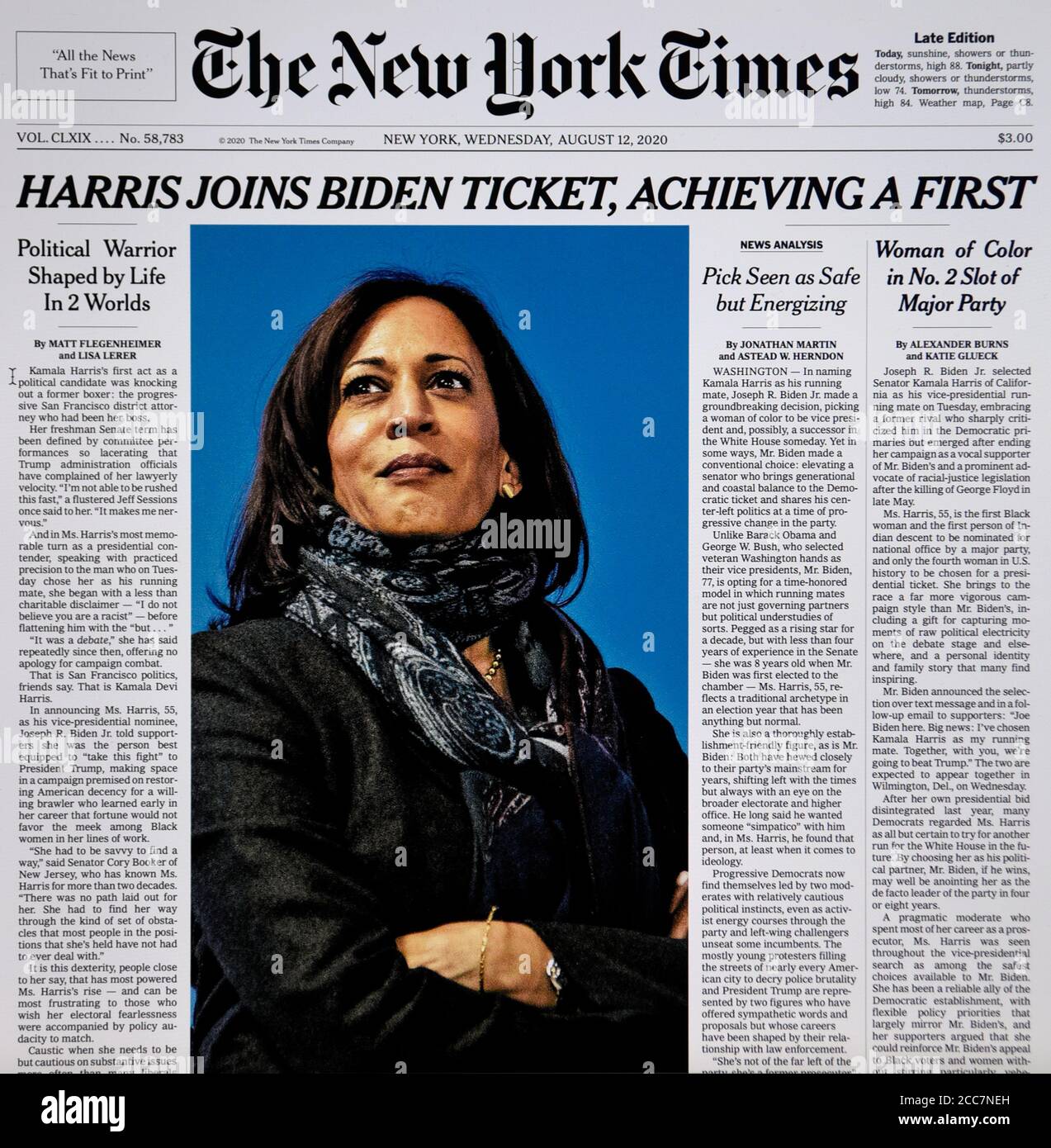 Ein Computer-Screenshot der Titelseite der New York Times, nachdem Joe Biden Kamala Harris als seinen Vizepräsidenten-Laufgefährten ausgewählt hatte. Stockfoto