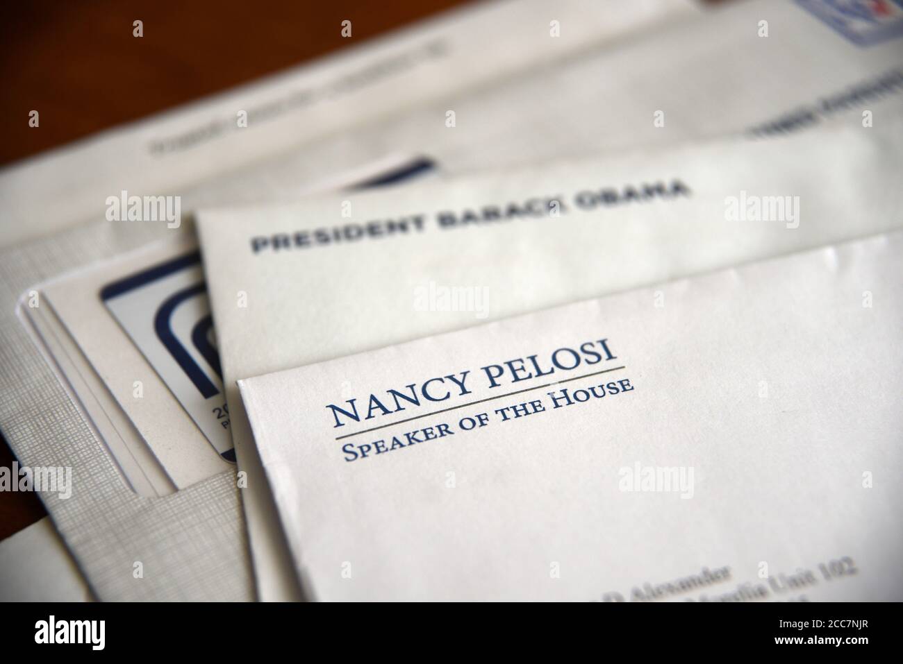 Politische Post oder Wahlkampfpost, die von der Sprecherin des Repräsentantenhauses Nancy Pelosi und dem ehemaligen Präsidenten Barack Obama an einen Spender der Demokratischen Partei gesendet wurde. Stockfoto