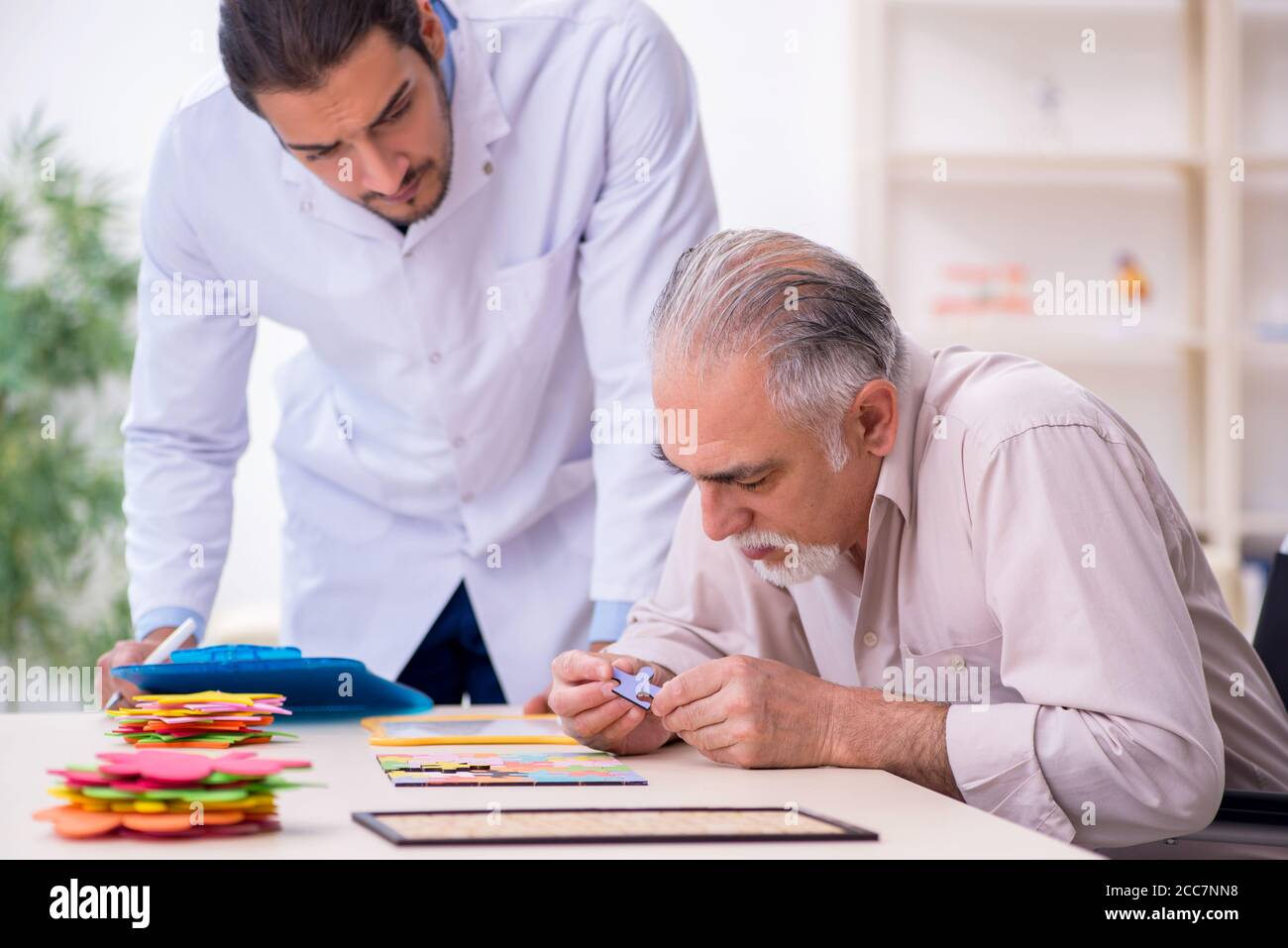 Arzt und Patient, die an der Alzheimer-Krankheit leiden Stockfoto