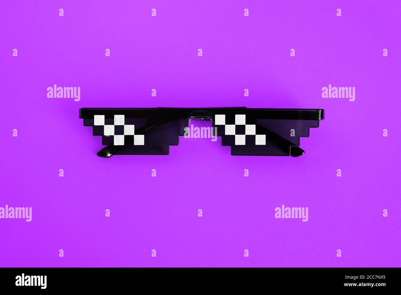 Lustige pixelierte Chef Sonnenbrille auf lila Hintergrund. Gangster, schwarz Strolch Leben Meme Brille . Pixel-8-Bit-Stil Stockfoto