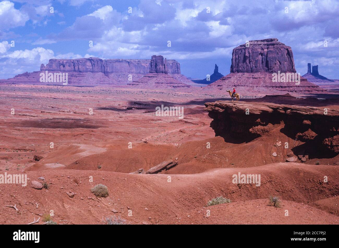 Navaho Indian on Horseback, Monument Valley, Arizona, USA. Fotografiert Im August 1963. Stockfoto