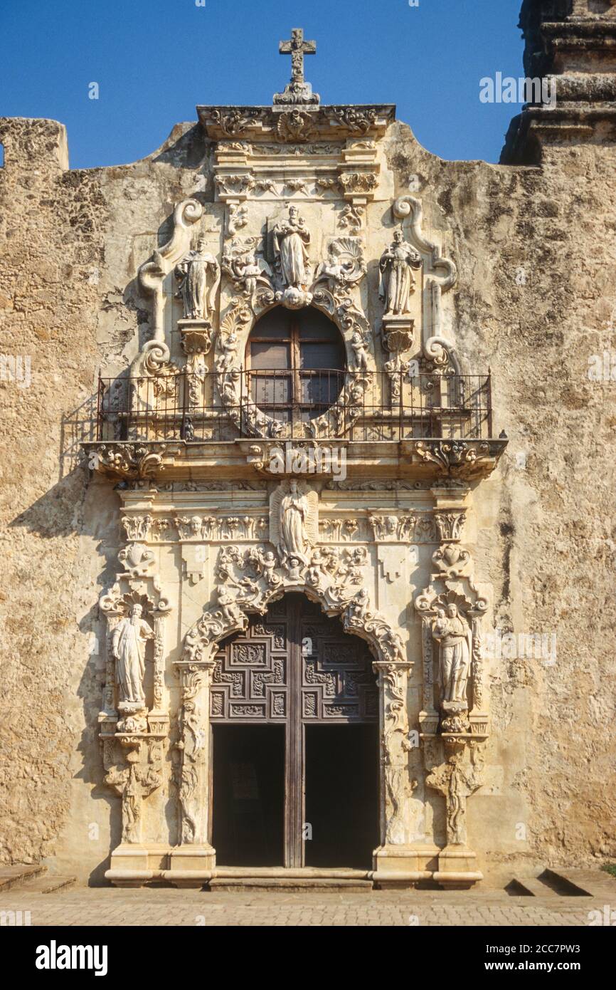 San Jose Mission Eingang, San Antonio, Texas, USA. Das Rosenfenster befindet sich über dem Eingang. Siehe Weitere Informationen zu den Identitäten der sechs Statuen. Stockfoto