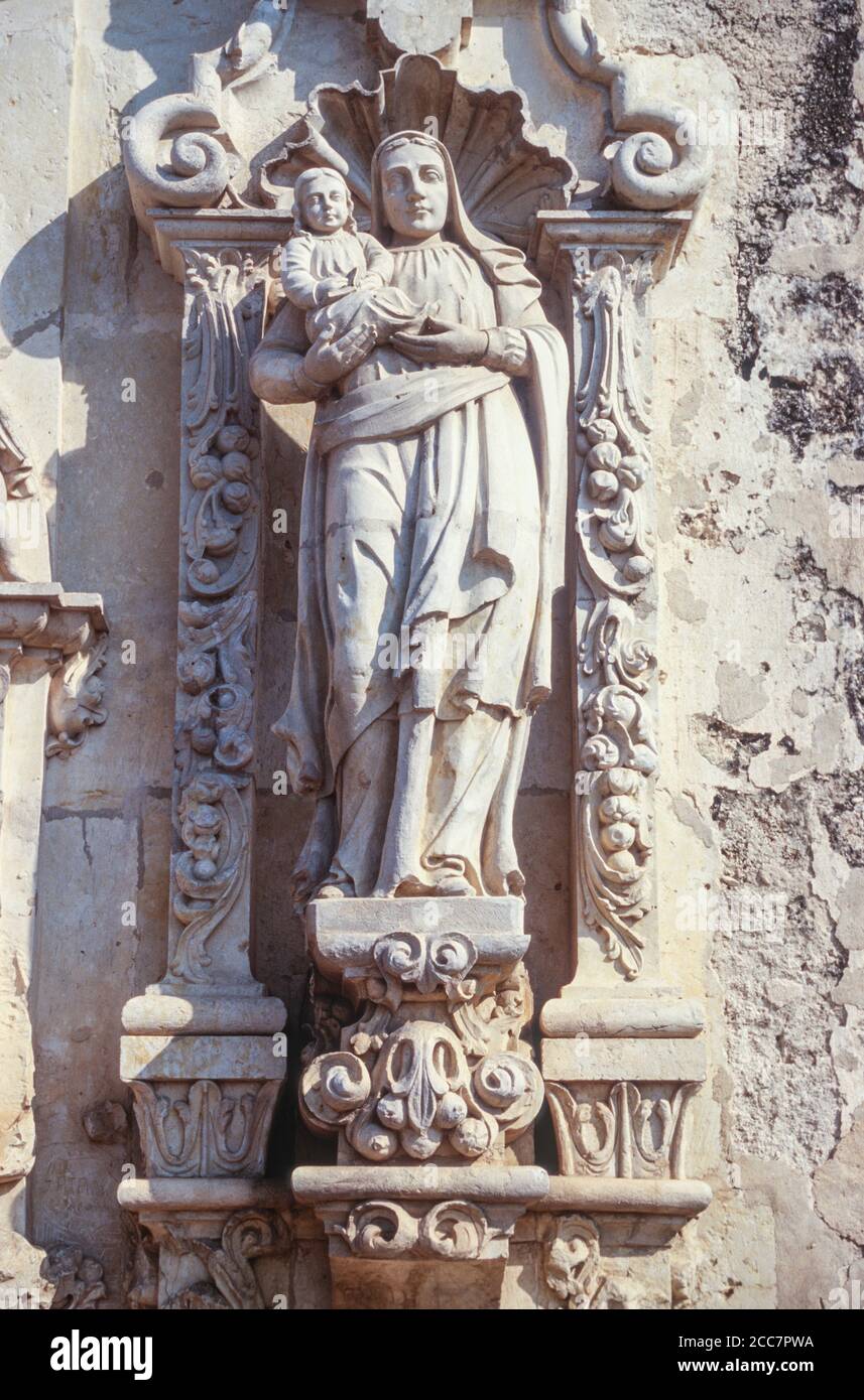 San Jose Mission, San Antonio, Texas, USA. Skulptur der Heiligen Anna, die die Jungfrau Maria hält. Stockfoto