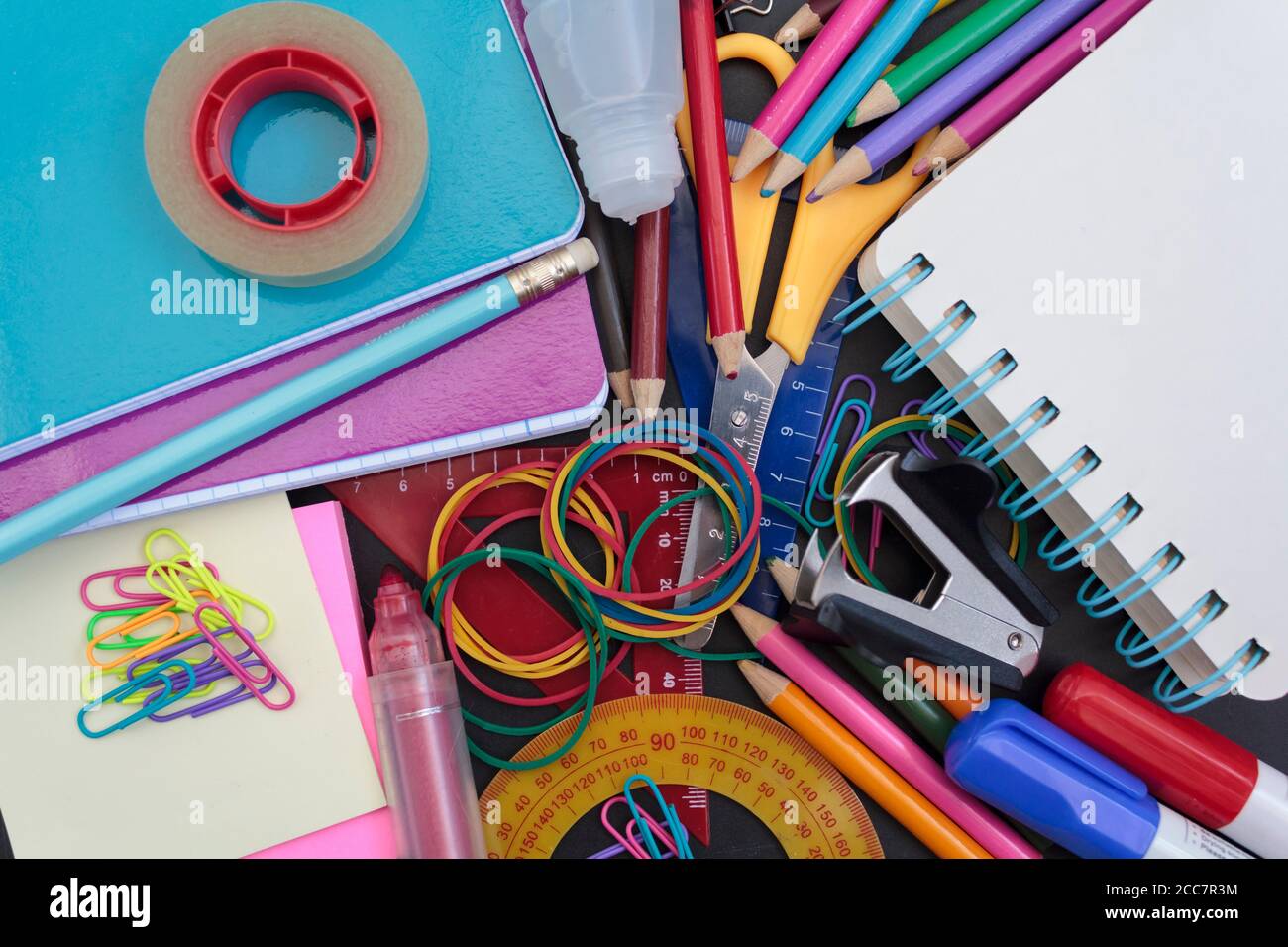 Draufsicht auf bunte Schulbedarf Stockfoto