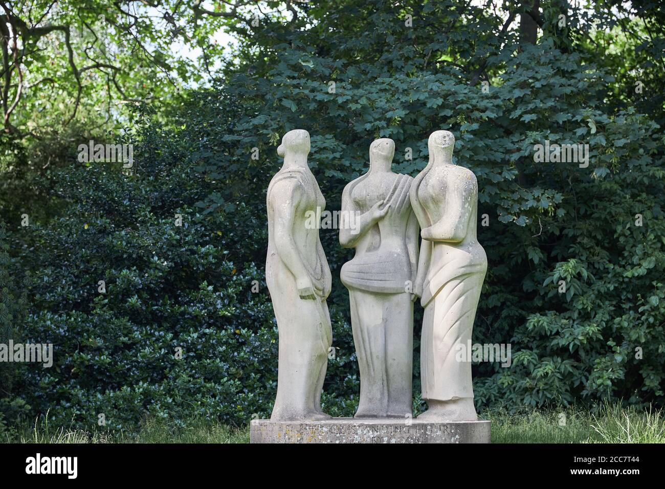 Diese Henry Moore Skulptur in einer Lichtung im Battersea Park Wurde dem damaligen Greater London Council von der geschenkt Gesellschaft Für Zeitgenössische Kunst Stockfoto