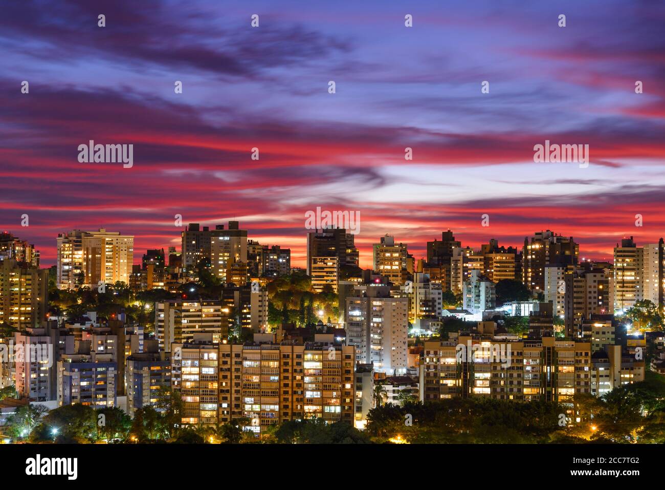 Porto Alegre, Brasilien Skyline mit dramatischen Himmel mit Wolken nach Sonnenuntergang. Hauptstadt des Bundesstaates Rio Grande do Sul. Wohngebäude. Farbenfroher Himmel. Stockfoto