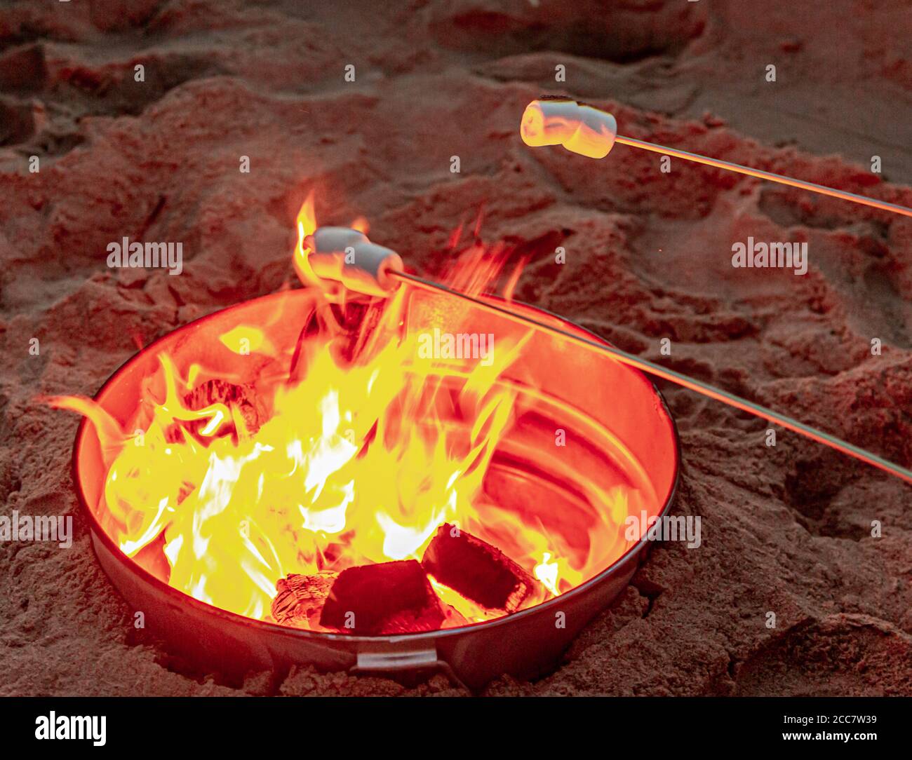 Detail von Marshmellows über einem kleinen Lagerfeuer am Meeresstrand in Montauk, NY Stockfoto