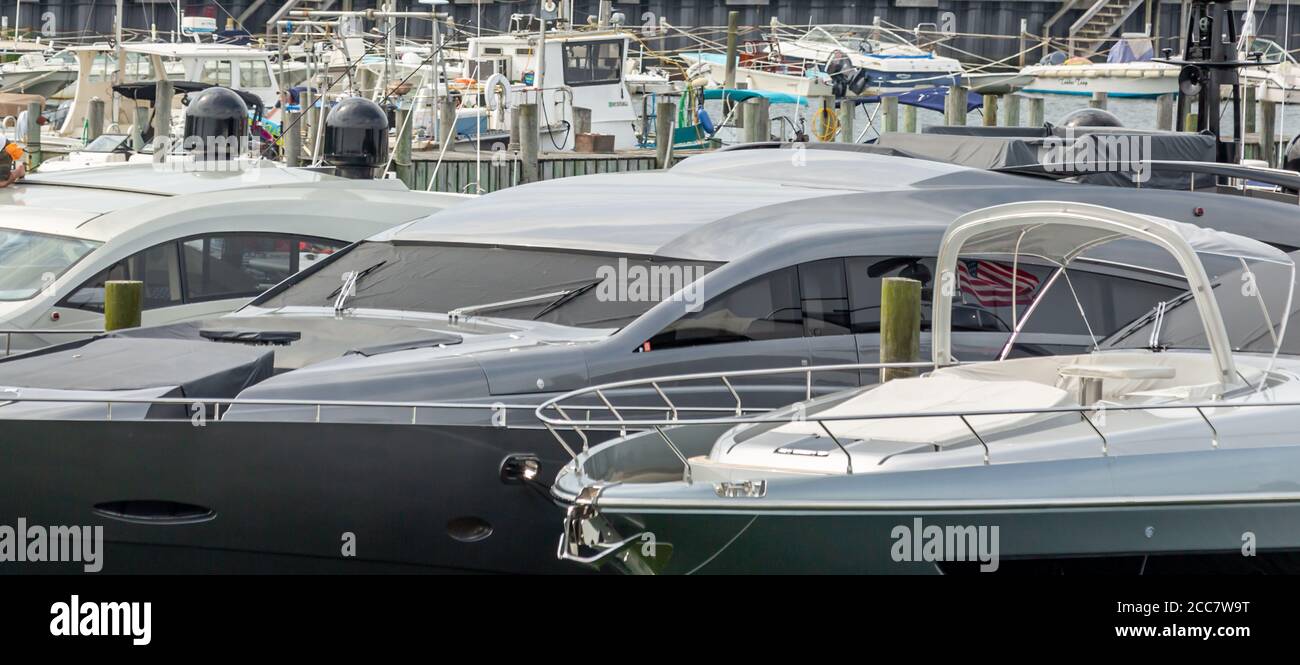 Boote in einer Marina in Sag Harbor, NY Stockfoto