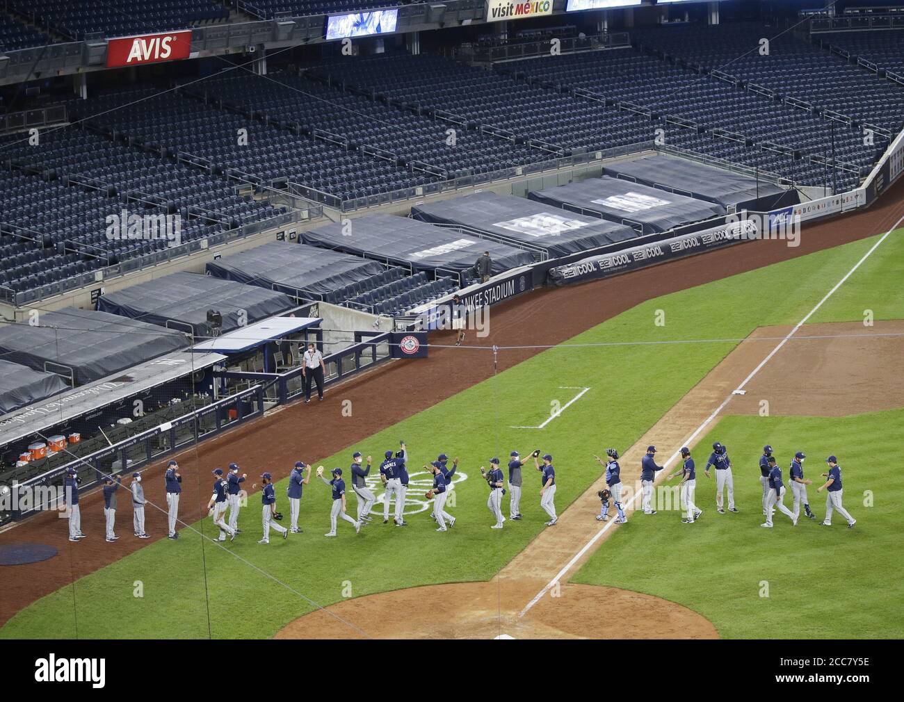 Tampa Bay Rays Spieler feiern auf dem Feld nach dem Spiel gegen die New York Yankees am Mittwoch, 19. August 2020 in New York City. Die Strahlen besiegten die Yankees 4-2 und führen die besten der 3 Serie 2-0. Foto von John Angelillo/UPI Stockfoto