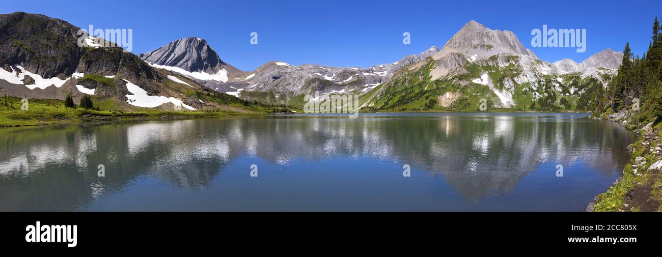 Panoramablick Auf Die Landschaft Landschaftlich Reizischer Aster Lake, Green Alpine Meadow Rugged Rocky Mountain Peaks. Sommerwandern, Kananaskis Country, Alberta Kanada Stockfoto