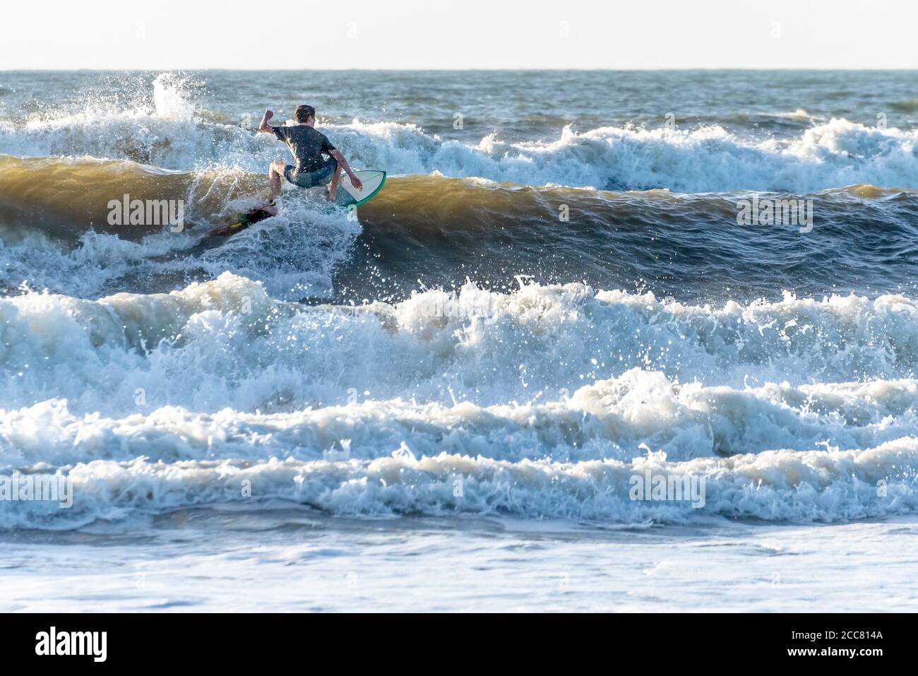 Surfer genießen eine morgendliche Surf-Session am Jacksonville Beach, Florida. (USA) Stockfoto