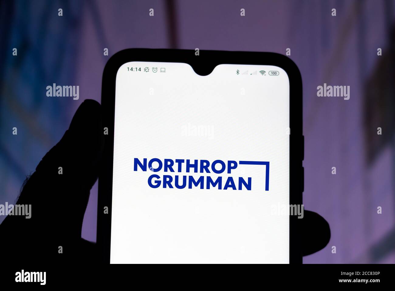 In dieser Abbildung zeigt das Logo der Northrop Grumman Corporation, das auf einem Smartphone angezeigt wird. Stockfoto