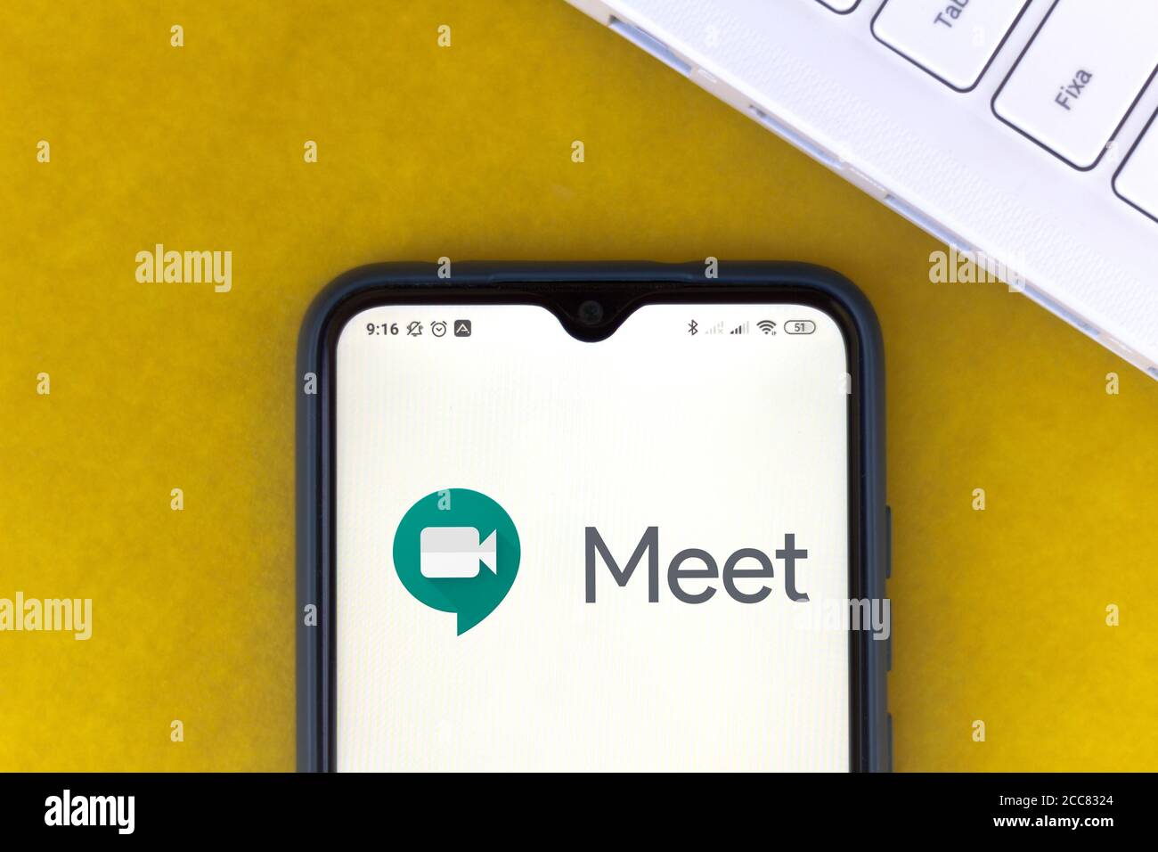 In diesem Foto Illustration das Google Meet Logo auf einem Smartphone angezeigt zu sehen. Stockfoto