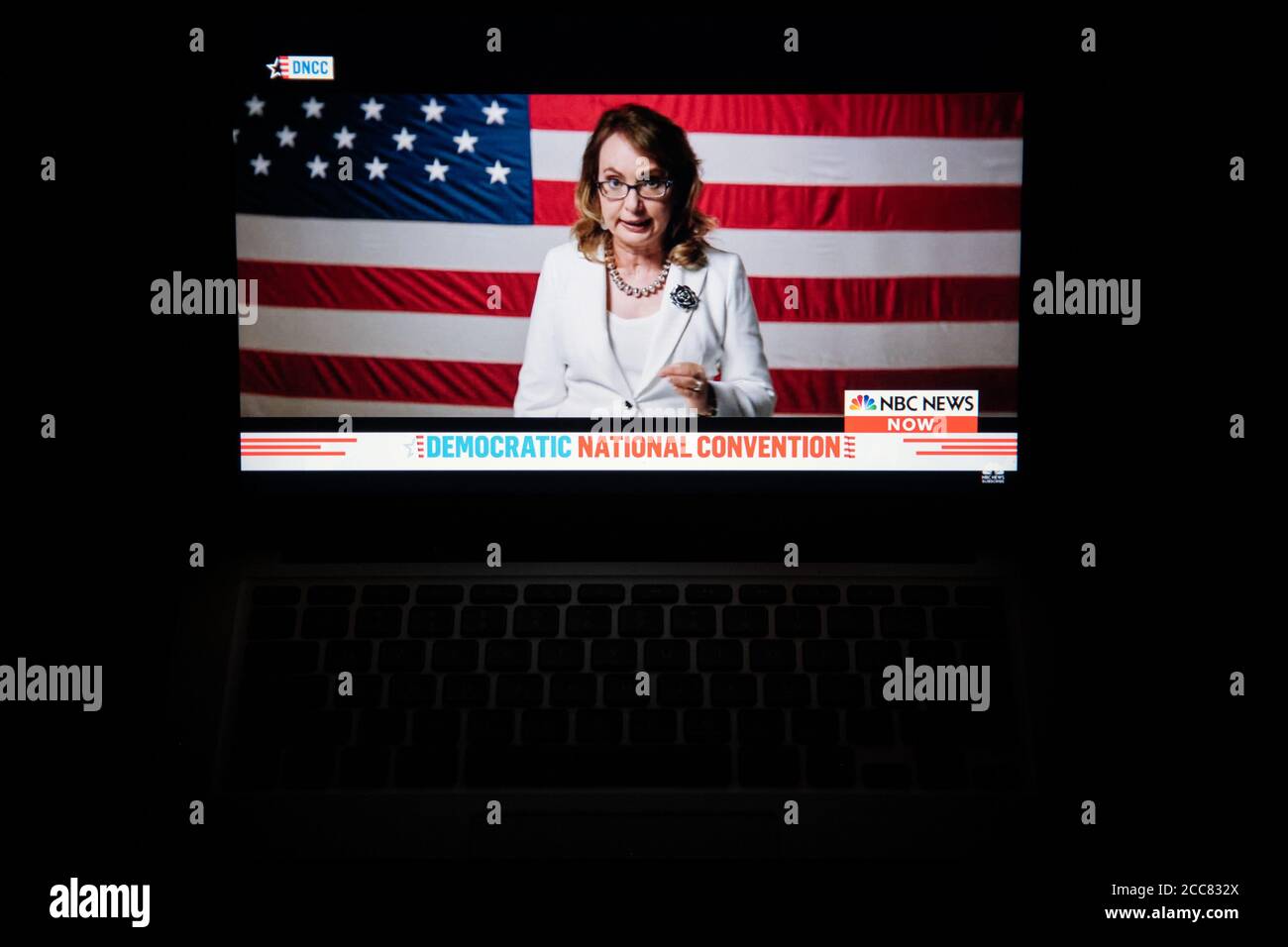 Washington DC, USA. August 2020. Eine Fotolillustration eines Laptop-Computerbildschirms zeigt die ehemalige Vertreterin Gabrielle Giffords, die in der dritten Nacht der Demokratischen Nationalversammlung von 2020, die fast vollständig virtuell in Washington, DC, am 19. August 2020, inmitten der Coronavirus-Pandemie stattfindet, über Waffengewalt spricht. Vor Senator. Credit: SIPA USA/Alamy Live News Stockfoto
