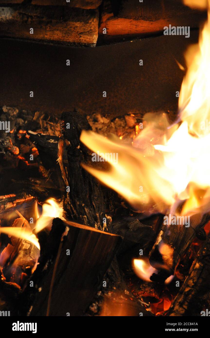 Verschwommenes Lagerfeuer mit leuchtend roter oranger Flamme in altem Kohlebrazier. Holzfeuer in mangal. Hohe Flammen heißen Textur Stockfoto