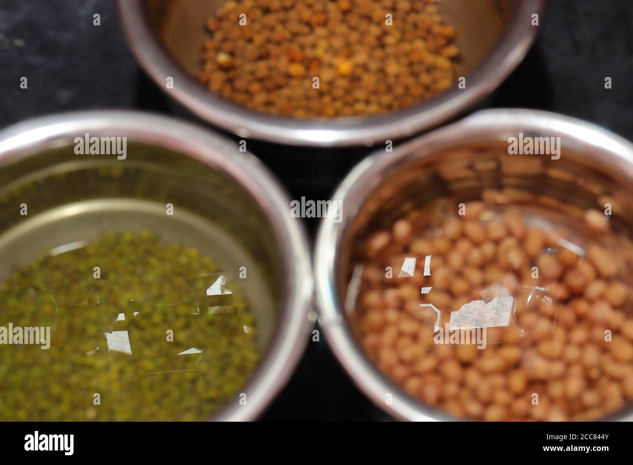 Frische grüne Gramm Bohnen und Erdnüsse mit channa auf schwarz Hintergrund Stockfoto